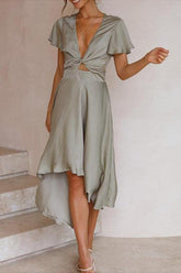 Kleid mit unregelmäßigem Saum und Knoten